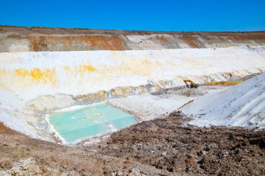 Açık maden ocağında taş ocağı porselen (kaolin) ve kuvars kumu.