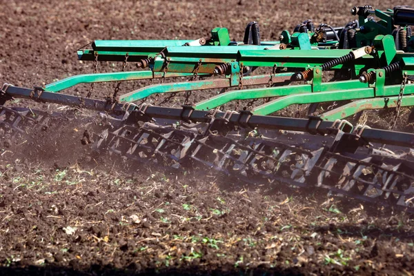 ディスク 二次耕用のツールを持つ汎用性の高い栽培者 転倒などのさまざまな種類の機械的攪拌による土壌の農業準備 — ストック写真