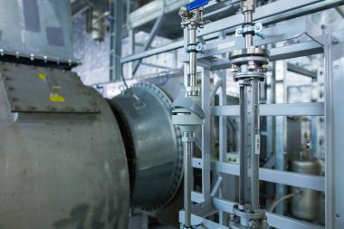 Mikro iklim desteği sistemleri büyük bir sanayi bölgesinde. Hava boruları giriş ve egzoz boruları. Hayranlar ve klima. Basınç kontrol sistemleri, nem, sıcaklık.