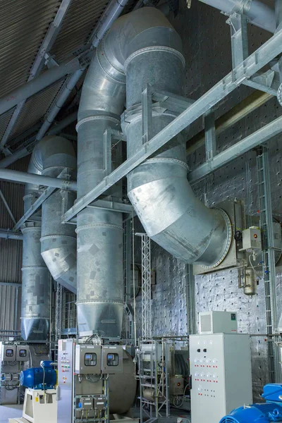 大型工业园区的微气候支持系统 气管道进气和排气 风扇和空调 温度控制系统 — 图库照片