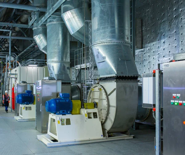 大型工业园区的微气候支持系统 气管道进气和排气 风扇和空调 温度控制系统 — 图库照片