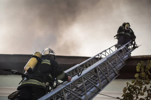 Bomberos Escaleras Con Máscaras Oxígeno Apagan Fuego Una Antigua Casa —  Fotos de Stock