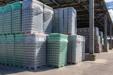 Endüstriyel tesisteki açık hava deposu ve bitmiş ürünlerin taşınması. Alkollü ya da alkolsüz içecekler için temiz bir bardak ve forklift için konserve kavanozları..