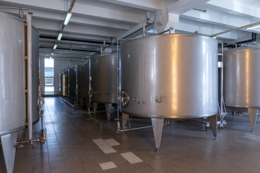 Gıda endüstrisindeki sıvılar için paslanmaz çelik variller, tanklar ve diğer konteynerler. Endüstriyel alkol veya meşrubat üretimi.