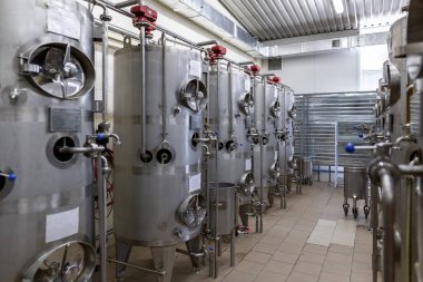 Gıda endüstrisindeki sıvılar için paslanmaz çelik variller, tanklar ve diğer konteynerler. Endüstriyel alkol veya meşrubat üretimi.