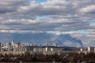 KYIV, UKRAINE - 27 Şubat 2022 Rusya 'nın Ukrayna' ya karşı savaşı. Rus işgal kuvvetlerinin roket ve topçu bombardımanı sonucu şehrin kuzey kesimlerinde geniş çaplı yangınlar çıktı..
