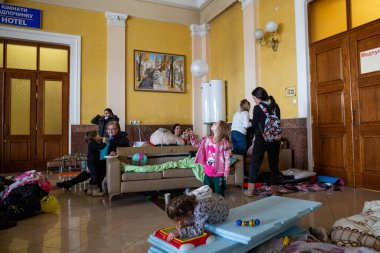 LVIV, UKRAINE - 12 Mart 2022 Ukrayna 'daki savaş sırasında insani yardım felaketi. Savaşın parçaladığı bölgelerden milyonlarca mülteci Avrupa 'ya kaçıyor. Lviv Tren İstasyonundaki Anne ve Çocuk Odası