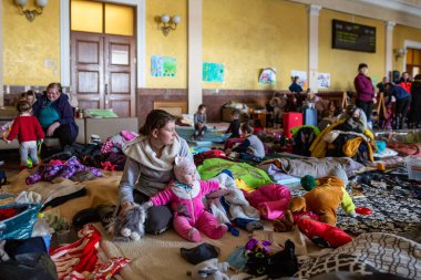 LVIV, UKRAINE - 12 Mart 2022 Ukrayna 'daki savaş sırasında insani yardım felaketi. Savaşın parçaladığı bölgelerden milyonlarca mülteci Avrupa 'ya kaçıyor. Lviv Tren İstasyonundaki Anne ve Çocuk Odası