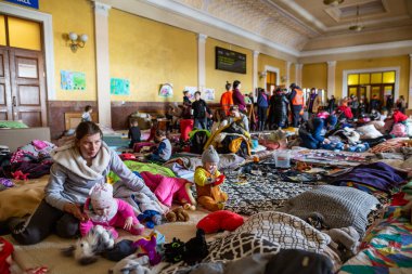 LVIV, UKRAINE - 12 Mart 2022 Ukrayna 'daki savaş sırasında insani yardım felaketi. Savaşın parçaladığı bölgelerden milyonlarca mülteci Avrupa 'ya kaçıyor. Lviv Tren İstasyonundaki Anne ve Çocuk Odası