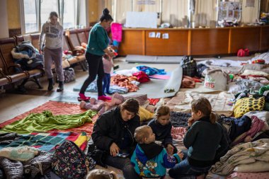 LVIV, UKRAINE - 12 Mart 2022 Ukrayna 'daki savaş sırasında insani yardım felaketi. Savaşın parçaladığı bölgelerden milyonlarca mülteci Avrupa 'ya kaçıyor. Lviv Tren İstasyonundaki Anne ve Çocuk Odası