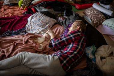 LVIV, UKRAINE - 12 Mart 2022 Ukrayna 'daki savaş sırasında insani yardım felaketi. Savaşın parçaladığı bölgelerden milyonlarca mülteci Avrupa 'ya kaçıyor. Lviv Tren İstasyonundaki Anne ve Çocuk Odası