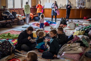 LVIV, UKRAINE - 12 Mart 2022 Ukrayna 'daki savaş sırasında insani yardım felaketi. Savaşın parçaladığı bölgelerden milyonlarca mülteci Avrupa 'ya kaçıyor. Lviv Tren İstasyonundaki Anne ve Çocuk Odası