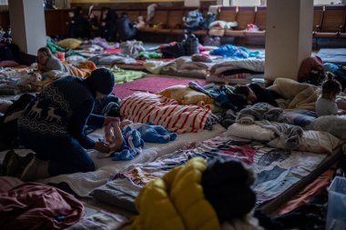 LVIV, UKRAINE - 12 Mart 2022 Ukrayna 'daki savaş sırasında insani yardım felaketi. Savaşın parçaladığı bölgelerden milyonlarca mülteci Avrupa 'ya kaçıyor. Lviv Tren İstasyonundaki Anne ve Çocuk Odası