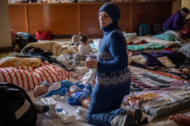 LVIV, UKRAINE - 12 Mart 2022 Ukrayna 'daki savaş sırasında insani yardım felaketi. Savaşın parçaladığı bölgelerden milyonlarca mülteci Avrupa 'ya kaçıyor. Lviv Tren İstasyonundaki Anne ve Çocuk Odası