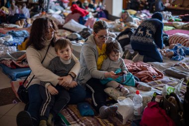 LVIV, UKRAINE - 12 Mart 2022 Ukrayna 'daki savaş sırasında insani yardım felaketi. Savaşın parçaladığı bölgelerden milyonlarca mülteci Avrupa 'ya kaçıyor. Lviv Tren İstasyonundaki Anne ve Çocuk Odası