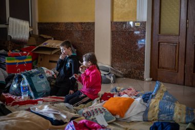 LVIV, UKRAINE - 12 Mart 2022 Ukrayna 'daki savaş sırasında insani yardım felaketi. Savaşın parçaladığı bölgelerden milyonlarca mülteci Avrupa 'ya kaçıyor. Lviv Tren İstasyonundaki Anne ve Çocuk Odası