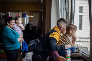 LVIV, UKRAINE - 12 Mart 2022 Ukrayna 'daki savaş sırasında insani yardım felaketi. Savaşın parçaladığı bölgelerden milyonlarca mülteci Avrupa 'ya kaçıyor. Lviv Tren İstasyonundaki Anne ve Çocuk Odası