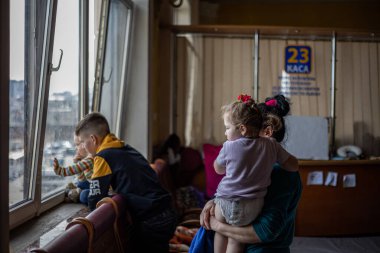 LVIV, UKRAINE - 12 Mart 2022 Ukrayna 'daki savaş sırasında insani yardım felaketi. Savaşın parçaladığı bölgelerden milyonlarca mülteci Avrupa 'ya kaçıyor. Lviv Tren İstasyonundaki Anne ve Çocuk Odası