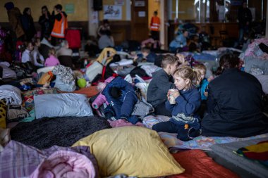 LVIV, UKRAINE - 12 Mart 2022 Ukrayna 'daki savaş sırasında insani yardım felaketi. Savaşın parçaladığı bölgelerden milyonlarca mülteci Avrupa 'ya kaçıyor. Lviv Tren İstasyonundaki Anne ve Çocuk Odası