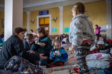 LVIV, UKRAINE - 12 Mart 2022 Ukrayna 'daki savaş sırasında insani yardım felaketi. Savaşın parçaladığı bölgelerden milyonlarca mülteci Avrupa 'ya kaçıyor. Lviv Tren İstasyonundaki Anne ve Çocuk Odası