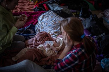 LVIV, UKRAINE - 12 Mart 2022 Ukrayna 'daki savaş sırasında insani yardım felaketi. Savaşın parçaladığı bölgelerden milyonlarca mülteci Avrupa 'ya kaçıyor. Lviv Tren İstasyonundaki Anne ve Çocuk Odası