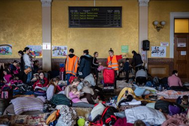 LVIV, UKRAINE - 12 Mart 2022 Ukrayna 'daki savaş sırasında insani yardım felaketi. Savaşın parçaladığı bölgelerden milyonlarca mülteci Avrupa 'ya kaçıyor. Lviv Tren İstasyonundaki Anne ve Çocuk Odası