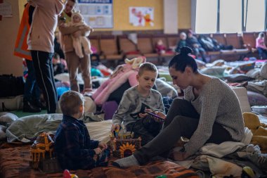 LVIV, UKRAINE - 12 Mart 2022 Ukrayna 'daki savaş sırasında insani yardım felaketi. Savaşın parçaladığı bölgelerden milyonlarca mülteci Avrupa 'ya kaçıyor. Lviv Tren İstasyonundaki Anne ve Çocuk Odası