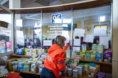 LVIV, UKRAINE - 12 Mart 2022 Ukrayna 'daki savaş sırasında insani yardım krizi. Binlerce mültecinin beslenmesine yardım eden gönüllüler savaştan zarar görmüş bölgeleri Lviv Tren İstasyonu 'ndaki Avrupa' ya kaçtılar..