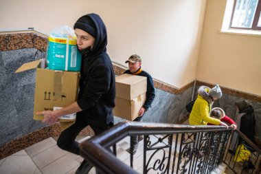 LVIV, UKRAINE - 12 Mart 2022: Ukrayna 'daki savaş sırasında insani kriz. Gönüllüler insani yardıma yardım için yardım ediyor. Binlerce mülteci savaştan zarar görmüş bölgelerini Lviv Tren İstasyonu 'na terk ediyor.