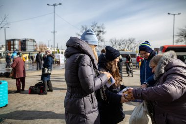 LVIV, UKRAINE - 12 Mart 2022 Ukrayna 'daki savaş sırasında insani yardım krizi. Binlerce mültecinin beslenmesine yardım eden gönüllüler savaştan zarar görmüş bölgeleri Lviv Tren İstasyonu 'ndaki Avrupa' ya kaçtılar..