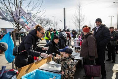 LVIV, UKRAINE - 12 Mart 2022 Ukrayna 'daki savaş sırasında insani yardım krizi. Binlerce mültecinin beslenmesine yardım eden gönüllüler savaştan zarar görmüş bölgeleri Lviv Tren İstasyonu 'ndaki Avrupa' ya kaçtılar..