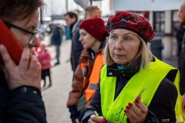 LVIV, UKRAINE - 12 Mart 2022 Ukrayna 'daki savaş sırasında insani yardım krizi. Bilgilerin alınmasına yardım eden gönüllüler binlerce mülteci savaştan zarar görmüş bölgeleri Lviv Tren İstasyonu 'ndaki Avrupa' ya kaçtılar..