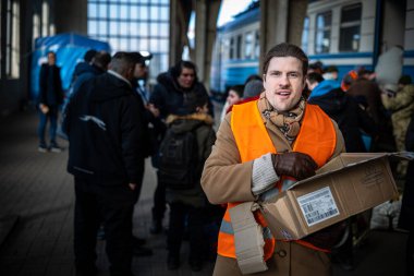 LVIV, UKRAINE - 14 Mart 2022 Ukrayna 'daki savaş sırasında insani yardım krizi. Binlerce mültecinin beslenmesine yardım eden gönüllüler savaştan zarar görmüş bölgeleri Lviv Tren İstasyonu 'ndaki Avrupa' ya kaçtılar..