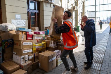 LVIV, UKRAINE - 14 Mart 2022 Ukrayna 'daki savaş sırasında insani yardım krizi. Binlerce mültecinin beslenmesine yardım eden gönüllüler savaştan zarar görmüş bölgeleri Lviv Tren İstasyonu 'ndaki Avrupa' ya kaçtılar..