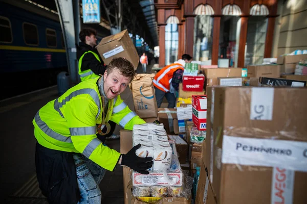 Lviv Ukraine Marca 2022 Kryzys Humanitarny Podczas Wojny Ukrainie Wolontariusze — Zdjęcie stockowe