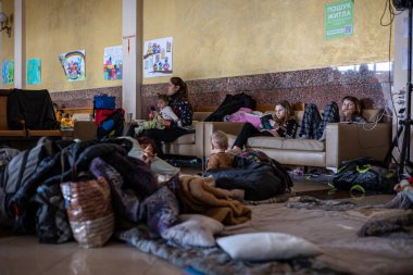 LVIV, UKRAINE - 12 Mart 2022 Ukrayna 'daki savaş sırasında insani yardım felaketi. Savaşın parçaladığı bölgelerden milyonlarca mülteci Avrupa 'ya kaçıyor. Lviv Tren İstasyonundaki Anne ve Çocuk Odası