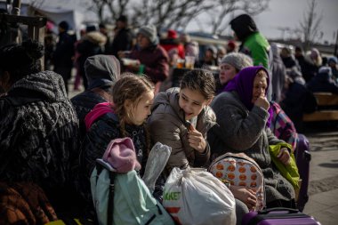 LVIV, UKRAINE - 12 Mart 2022: Ukrayna 'ya karşı Rusya' nın saldırı savaşı sırasında insani felaket. Savaşın parçaladığı bölgelerden gelen mülteciler Lviv Tren İstasyonu 'ndaki Avrupa' ya kaçıyorlar..