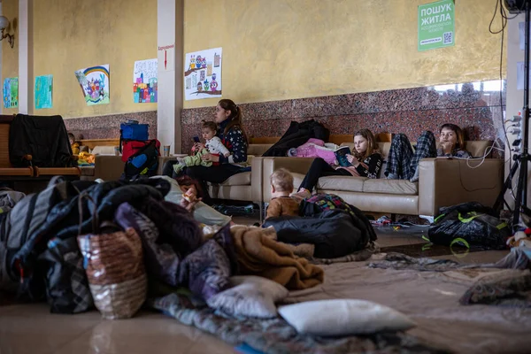 Lviv Ukraine 2022年3月12日 乌克兰战争期间的人道主义灾难 数百万来自战乱地区的难民逃往欧洲 利沃夫火车站母婴室 — 图库照片