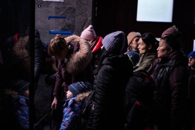 LVIV, UKRAINE - 14 Mart 2022: Ukrayna 'ya karşı Rusya' nın saldırı savaşı sırasında insani yardım felaketi. Savaşın parçaladığı bölgelerden gelen mülteciler Lviv Tren İstasyonu 'ndaki Avrupa' ya kaçıyorlar..