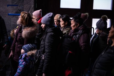 LVIV, UKRAINE - 14 Mart 2022: Ukrayna 'ya karşı Rusya' nın saldırı savaşı sırasında insani yardım felaketi. Savaşın parçaladığı bölgelerden gelen mülteciler Lviv Tren İstasyonu 'ndaki Avrupa' ya kaçıyorlar..