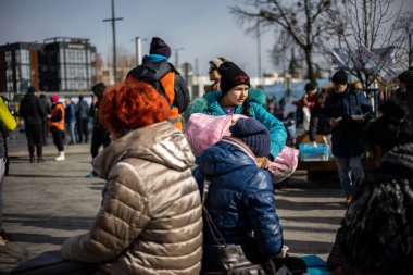 LVIV, UKRAINE - 12 Mart 2022: Ukrayna 'ya karşı Rusya' nın saldırı savaşı sırasında insani felaket. Savaşın parçaladığı bölgelerden gelen mülteciler Lviv Tren İstasyonu 'ndaki Avrupa' ya kaçıyorlar..