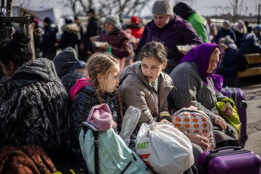 LVIV, UKRAINE - 12 Mart 2022: Ukrayna 'ya karşı Rusya' nın saldırı savaşı sırasında insani felaket. Savaşın parçaladığı bölgelerden gelen mülteciler Lviv Tren İstasyonu 'ndaki Avrupa' ya kaçıyorlar..