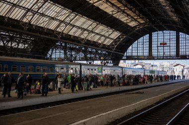 LVIV, UKRAINE - 12 Mart 2022 Ukrayna 'daki savaş sırasında insani yardım felaketi. Lviv Tren İstasyonu savaştan zarar görmüş bölgelerden Avrupa 'ya kaçan mülteciler için bir lojistik merkezidir..