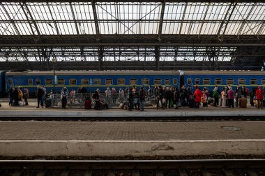LVIV, UKRAINE - 12 Mart 2022 Ukrayna 'daki savaş sırasında insani yardım felaketi. Lviv Tren İstasyonu savaştan zarar görmüş bölgelerden Avrupa 'ya kaçan mülteciler için bir lojistik merkezidir..