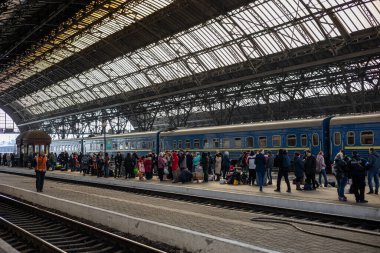 LVIV, UKRAINE - 12 Mart 2022 Ukrayna 'daki savaş sırasında insani yardım felaketi. Lviv Tren İstasyonu savaştan zarar görmüş bölgelerden Avrupa 'ya kaçan mülteciler için bir lojistik merkezidir..