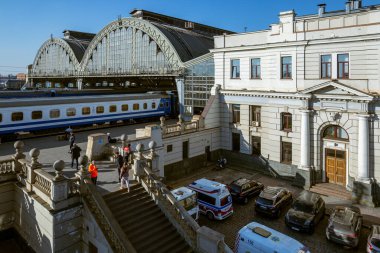 LVIV, UKRAINE - 12 Mart 2022 Ukrayna 'daki savaş sırasında insani yardım felaketi. Lviv Tren İstasyonu savaştan zarar görmüş bölgelerden Avrupa 'ya kaçan mülteciler için bir lojistik merkezidir..