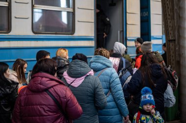 LVIV, UKRAINE - 14 Mart 2022: Ukrayna 'ya karşı Rusya' nın saldırı savaşı sırasında insani yardım felaketi. Savaşın parçaladığı bölgelerden gelen mülteciler Lviv Tren İstasyonu 'ndaki Avrupa' ya kaçıyorlar..