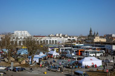 LVIV, UKRAINE - 12 Mart 2022: Ukrayna 'ya karşı Rusya' nın saldırı savaşı sırasında insani felaket. Lviv Tren İstasyonu 'ndaki mülteciler için çadır kampı World Central Kitchen ve Polonya Kızıl Haçı.