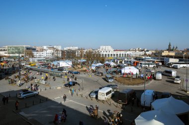 LVIV, UKRAINE - 12 Mart 2022: Ukrayna 'ya karşı Rusya' nın saldırı savaşı sırasında insani felaket. Lviv Tren İstasyonu 'ndaki mülteciler için çadır kampı World Central Kitchen ve Polonya Kızıl Haçı.