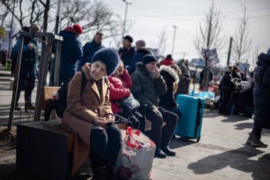 LVIV, UKRAINE - 12 Mart 2022: Ukrayna 'ya karşı Rusya' nın saldırı savaşı sırasında insani felaket. Savaşın parçaladığı bölgelerden gelen mülteciler Lviv Tren İstasyonu 'ndaki Avrupa' ya kaçıyorlar..